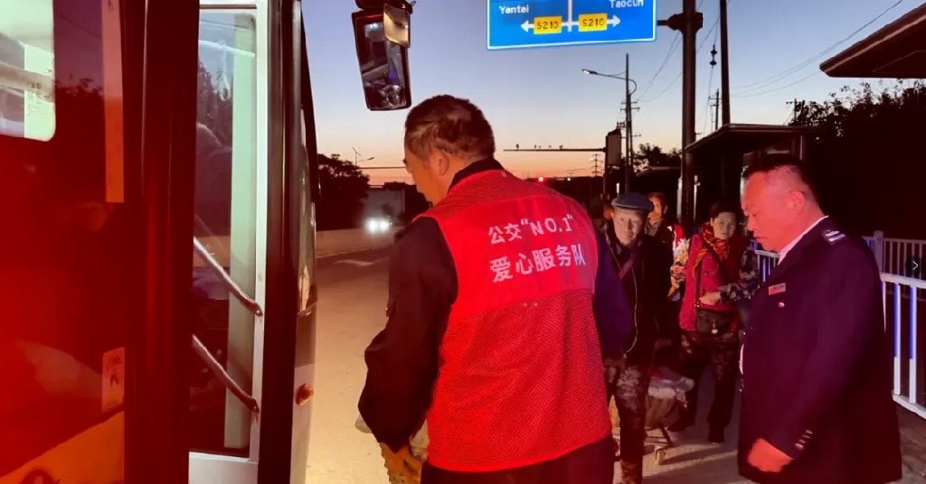 車輪滾滾赴早市 公交助農“鮮”一步